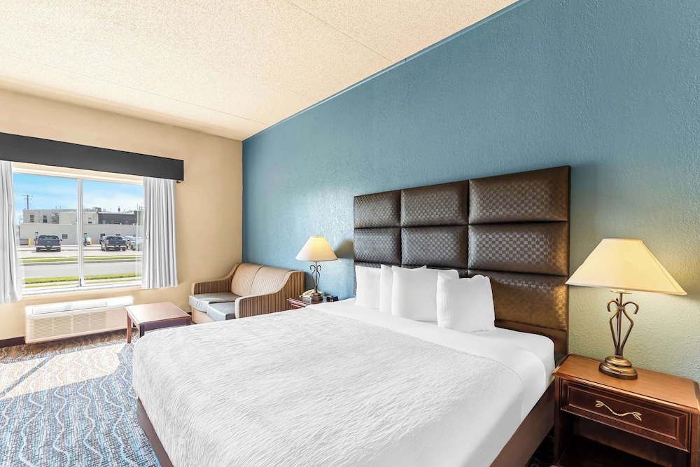 Suite, 1 King Bed, Non Smoking, Refrigerator & Microwave - Photo 1