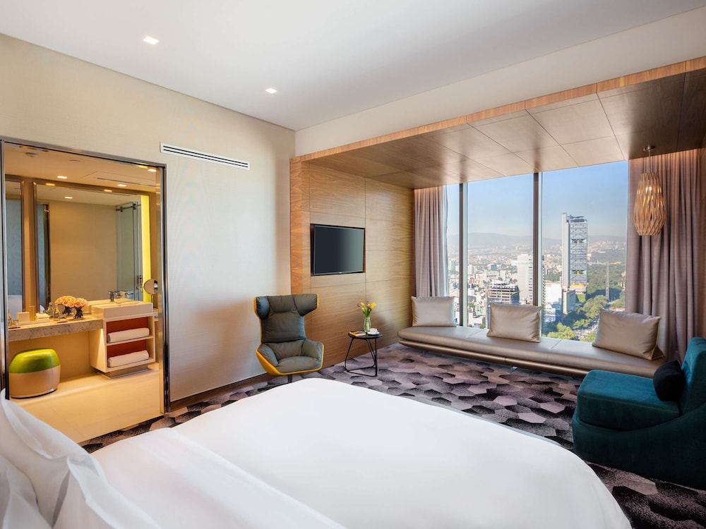 Junior Suite, 1 King Bed, Club Lounge Access, Executive Level (Angel of Independence view)