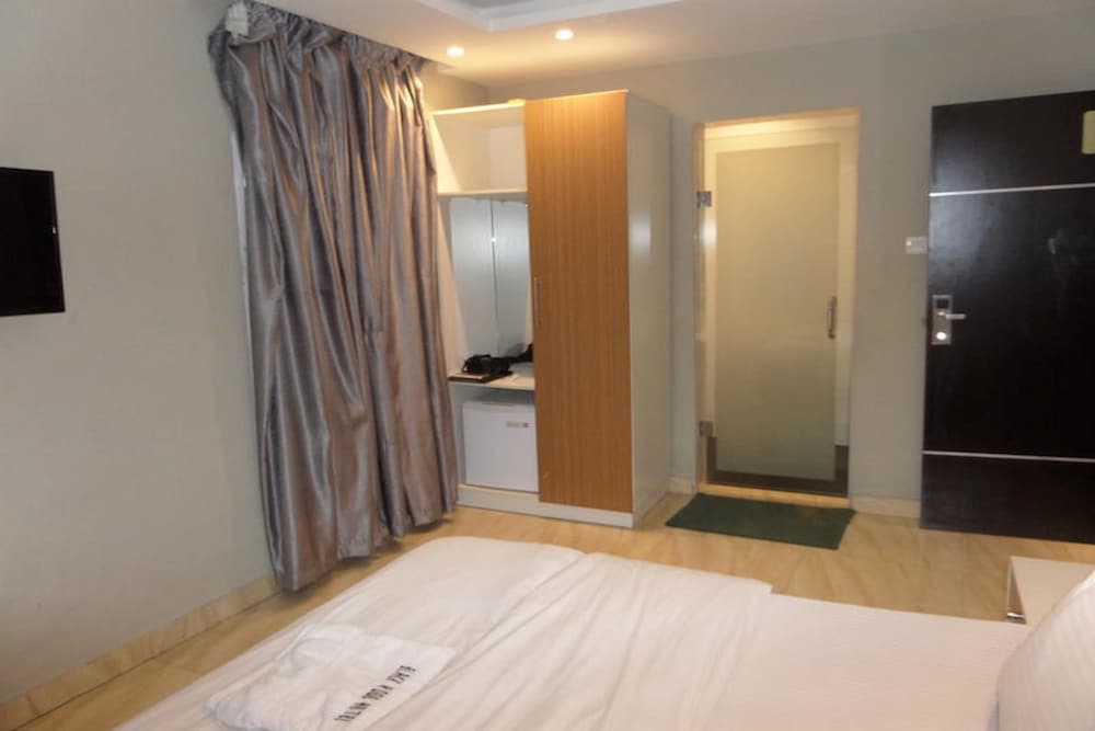 Standard Room, Non Smoking - Photo 3