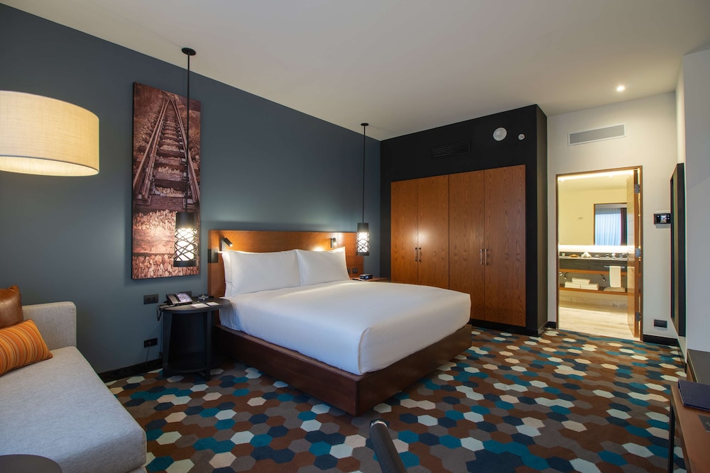 Suite, 1 King Bed - Photo 4