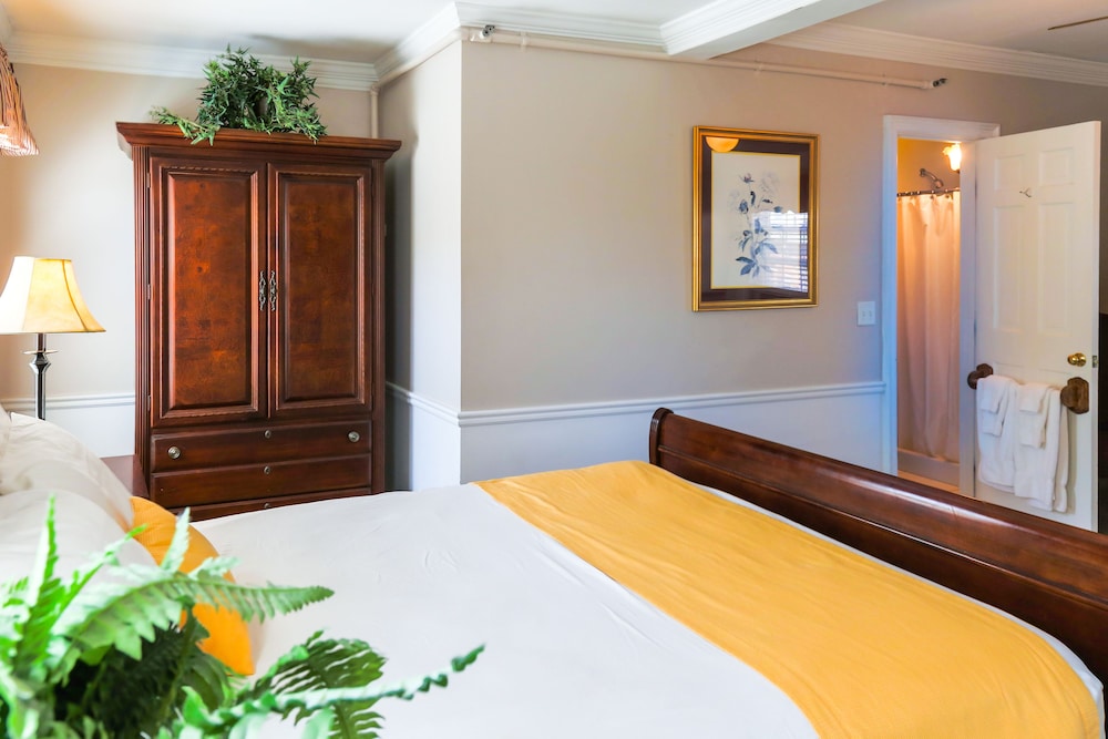 Suite, 1 Queen Bed with Sofa bed, Non Smoking - Photo 4