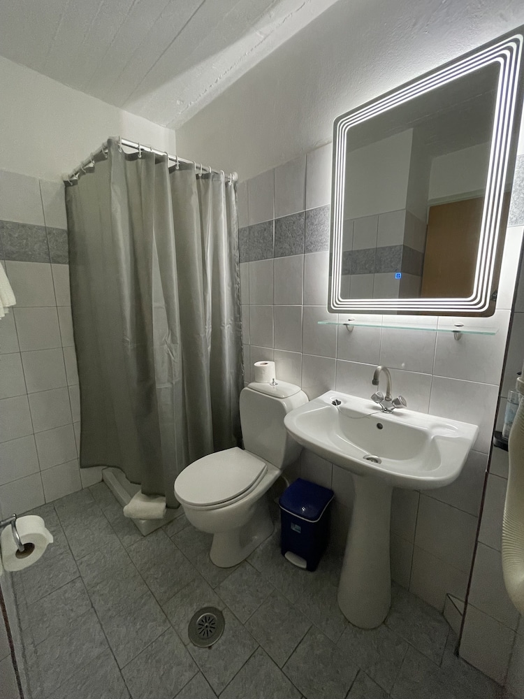 Standard Twin Room, 1 Double or 2 Twin Beds photo 3