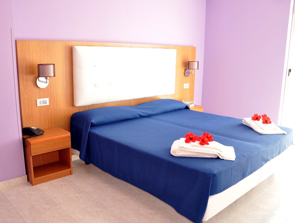 Quadruple Room (2 Adults + 2 Children) photo 2