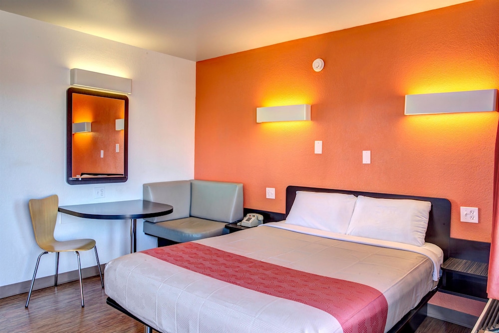 Standard Room, 1 Queen Bed, Smoking photo 1