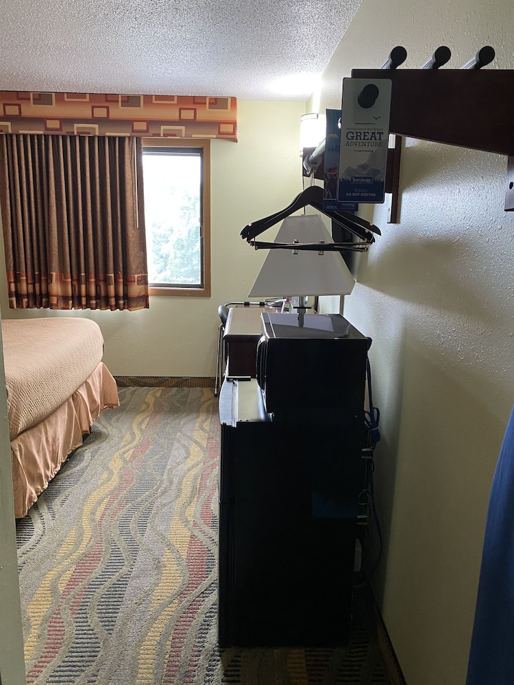 Room, 1 Queen Bed, Non Smoking - Photo 4