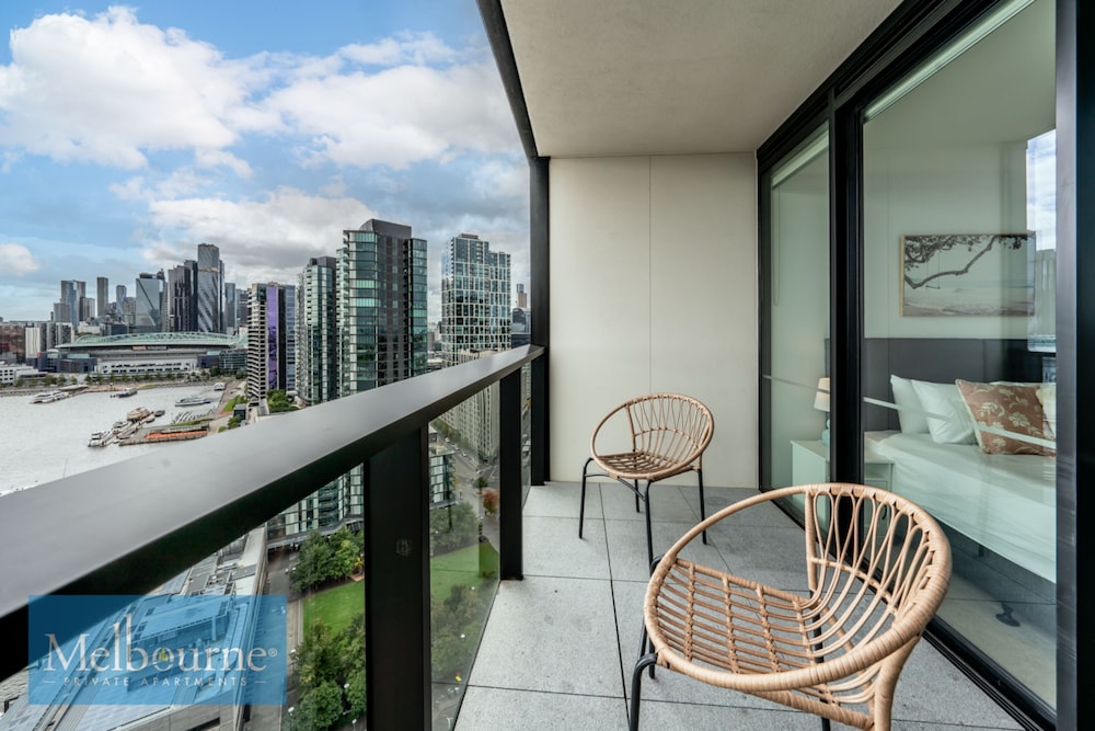 1 Bedroom Apartment + Study with Stadium & Harbour Views - Photo 6
