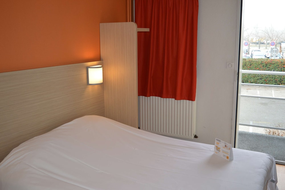 Standard Room, 3 Twin Beds - Photo 2