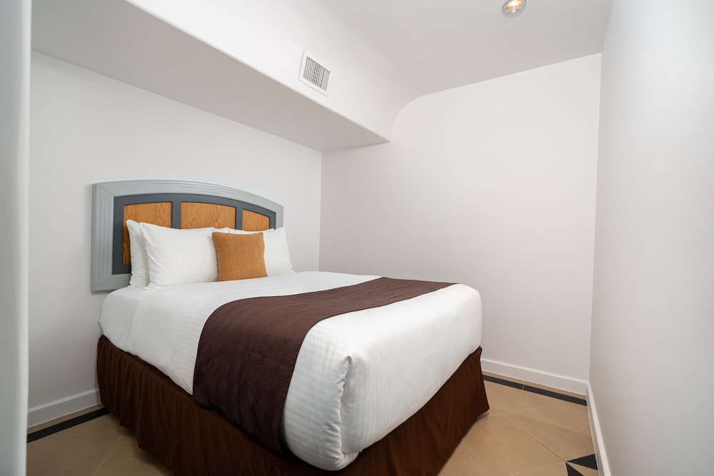Deluxe Family Room with City View photo 3