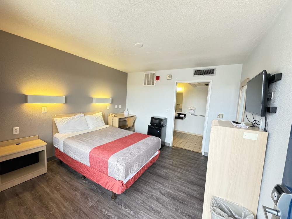 Standard Room, 1 Queen Bed, Non Smoking photo 3