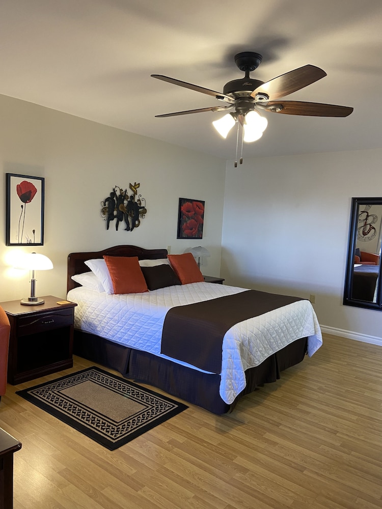 Suite, 1 Queen Bed, Accessible (Main Floor) photo 2