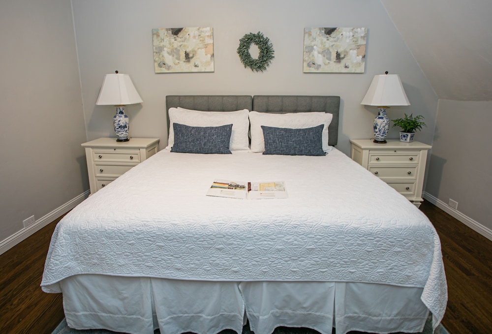 Luxury Suite, 1 King Bed, Pinot Noir Suite photo 3