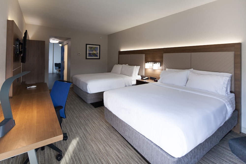 Standard Room, 2 Queen Beds - Photo 9