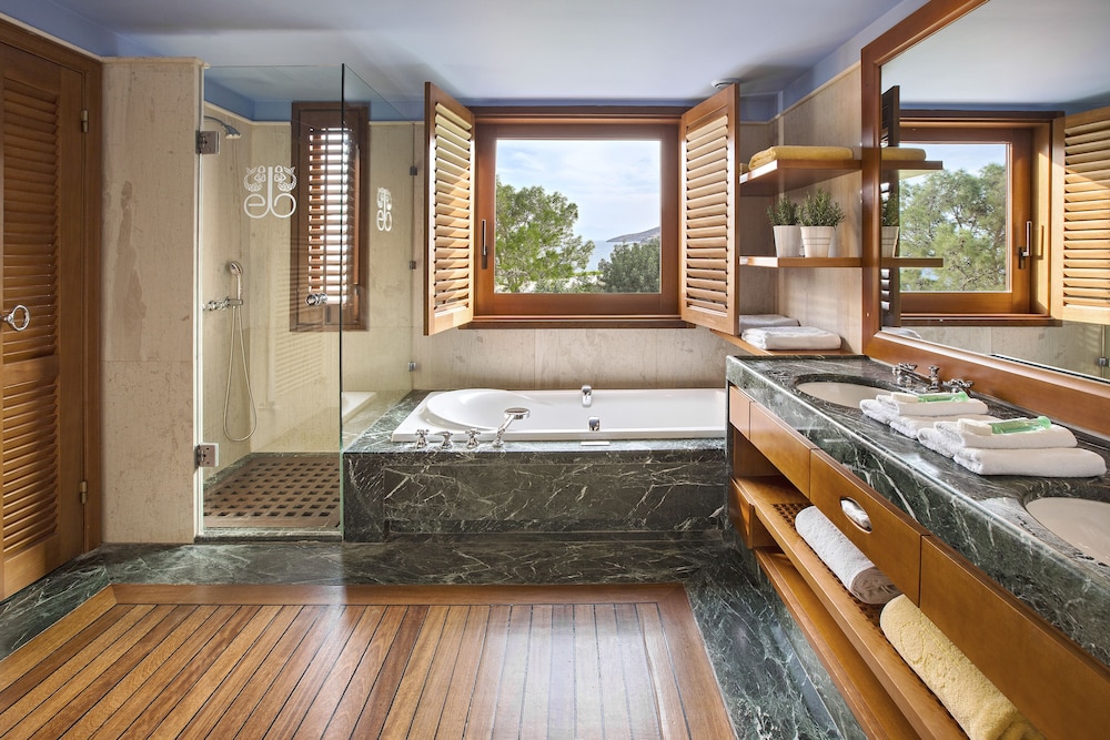 Premium Hotel or Bungalow Suite Sew View - Photo 2