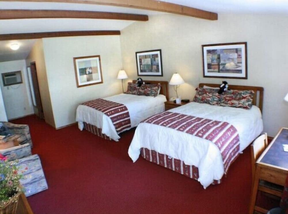 Standard Double Room, 2 Queen Beds, Mountain View, Courtyard Area photo 3