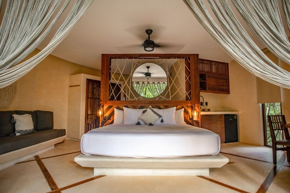 Deluxe King Studio Infinity Pool 2