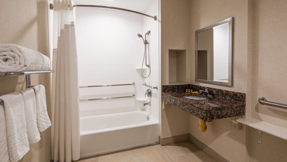 Standard Room, 1 Queen Bed, Refrigerator & Microwave - Photo 7