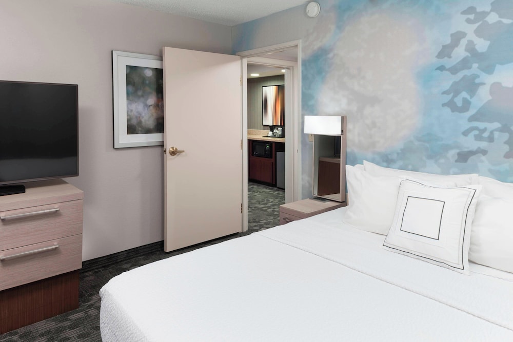 Suite, 1 King Bed with Sofa bed, Balcony - Photo 3