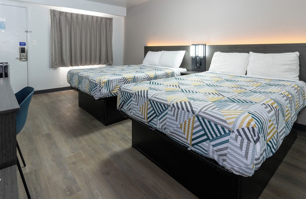Deluxe Room, 2 Double Beds, Non Smoking, Refrigerator & Microwave - Photo 2