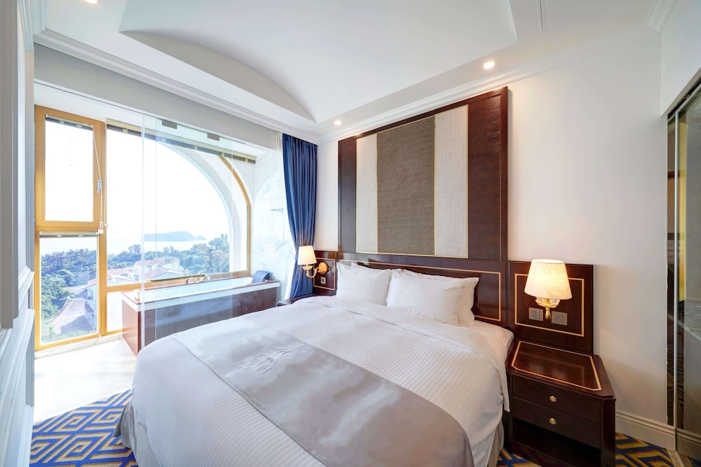 Ocean View Suite with Jacuzzi - Photo 1