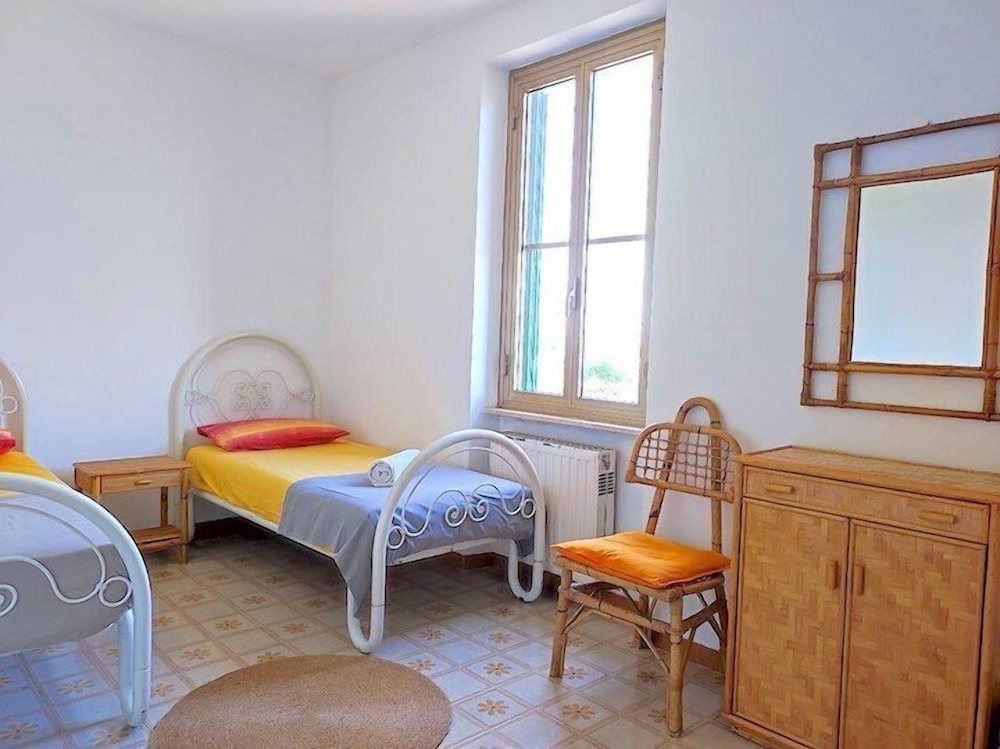 Basic Twin Room photo 1
