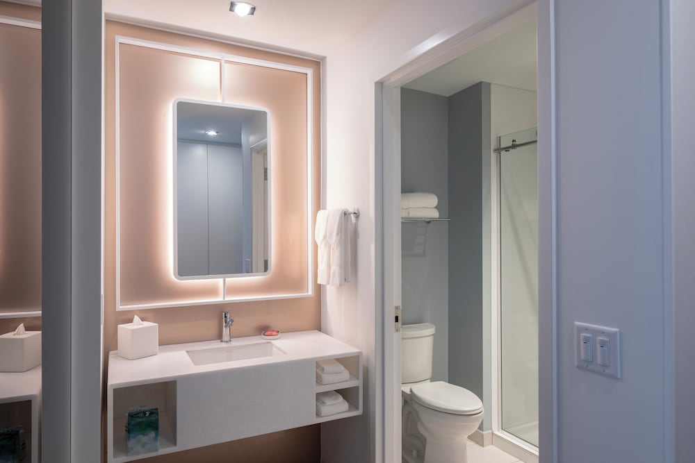 Hearing Accessible Standard Room (Includes Early Park Admission*)