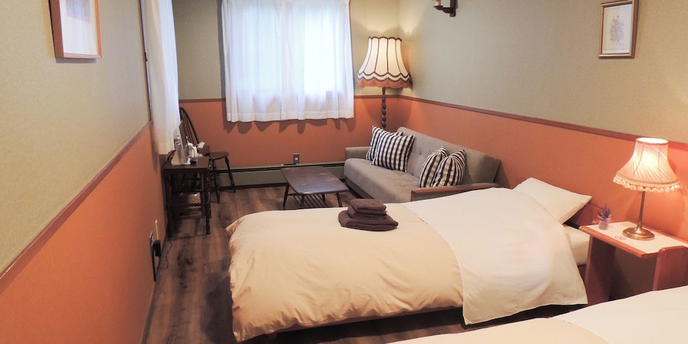 Western Twin Room with Bathroom photo 2