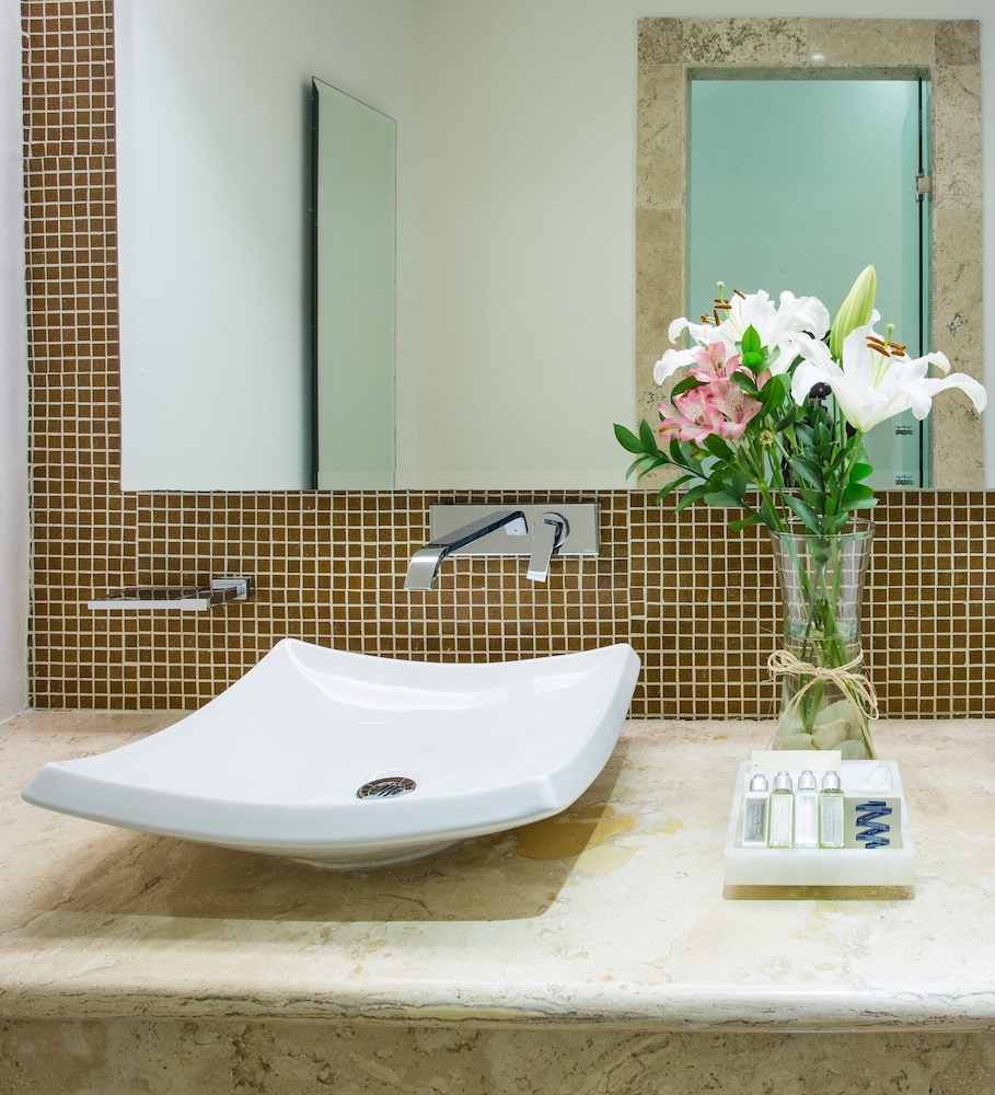 Deluxe Suite (with Jacuzzi)