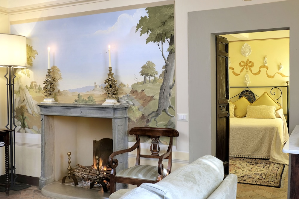Suite - Photo 1