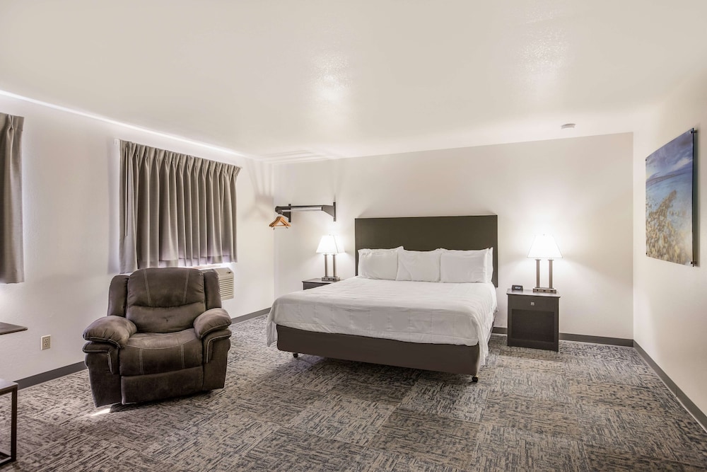 Suite, 1 King Bed, Non Smoking (2nd Floor) - Photo 3