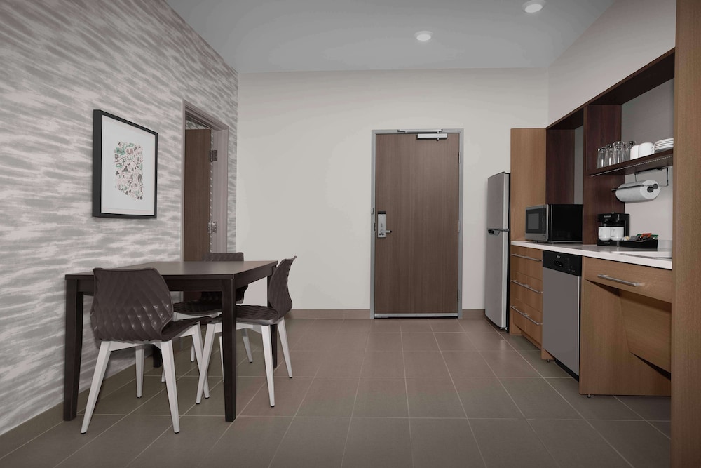 Suite, 1 King Bed, Accessible (Roll-In Shower) photo 2