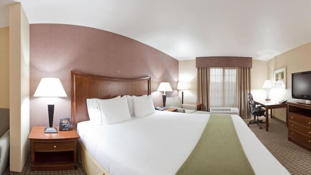 Suite, 1 Bedroom - Photo 1