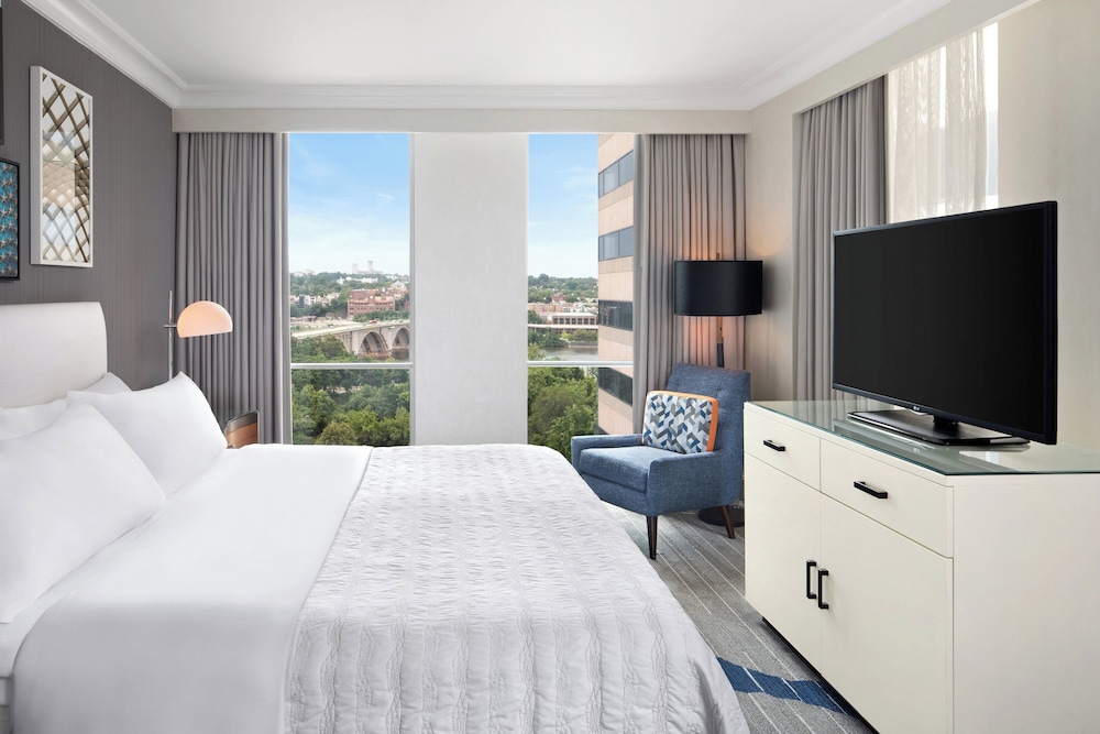 Classic Room, 1 King Bed (Mobility/Hearing Access, Roll-in Shwr) - Photo 5