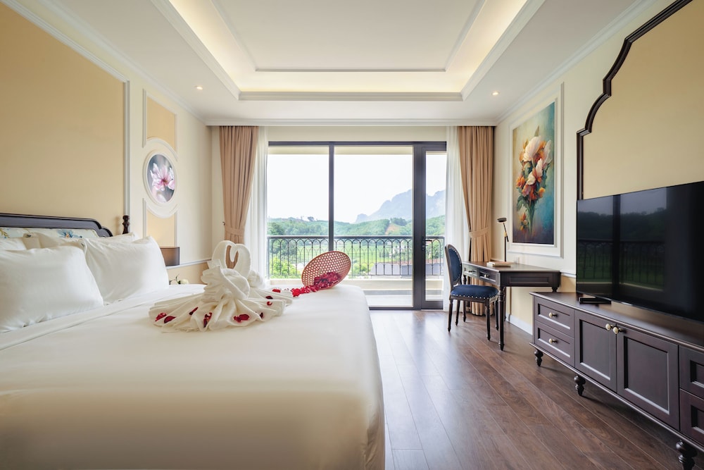 Deluxe Double Room, 1 King Bed, Balcony, Mountain View