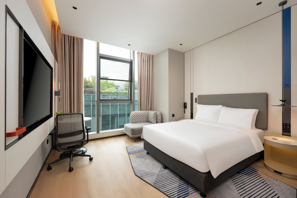 1 King Standard Extra Floor Space
