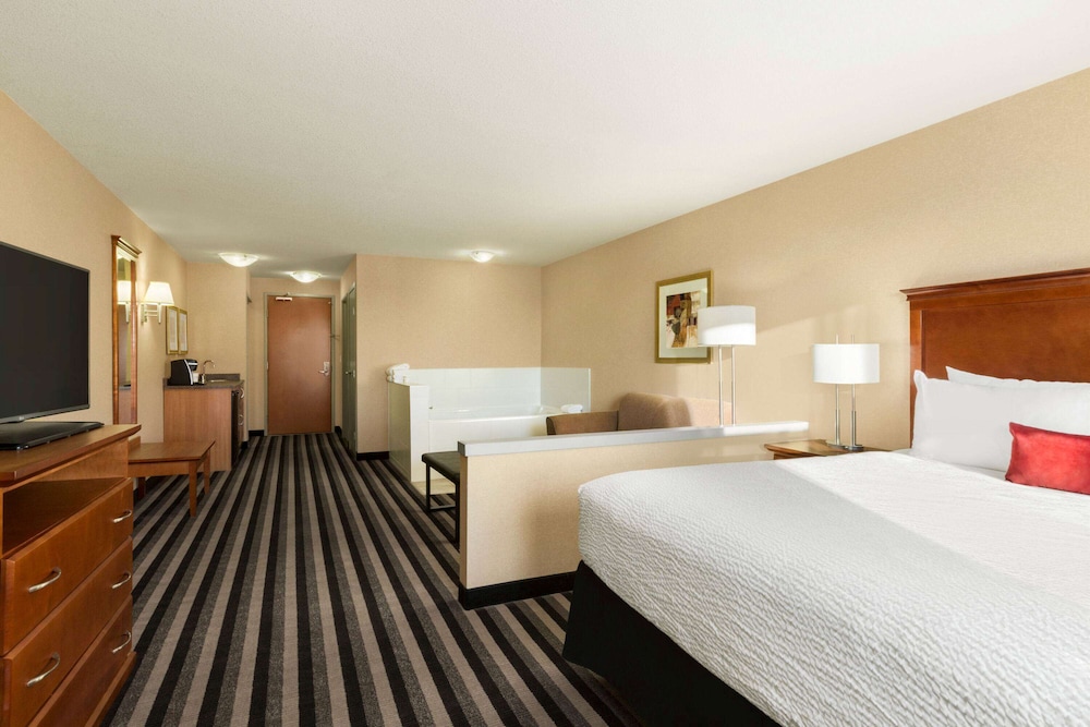 Suite, 1 King Bed, Non Smoking - Photo 1