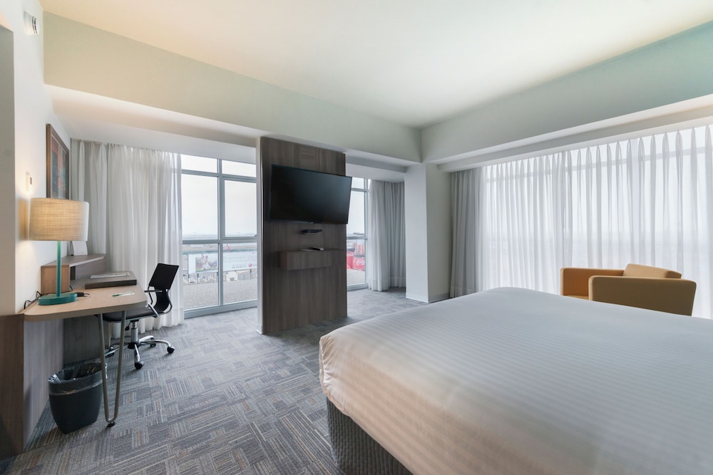 Standard Room, 1 King Bed (Airport View) photo 2