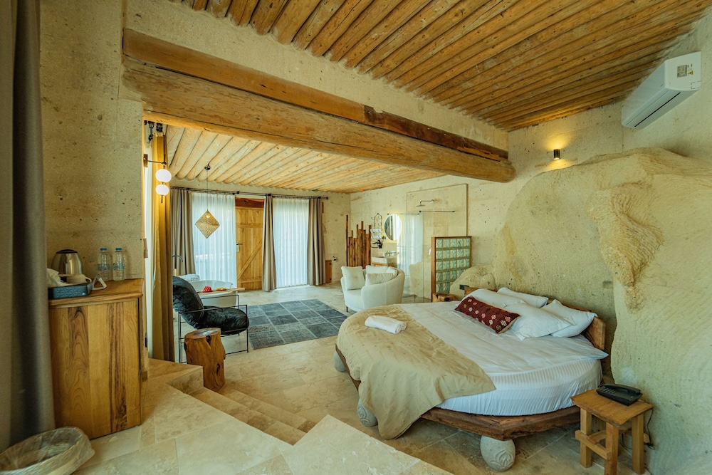 Honeymoon Suite - Photo 1