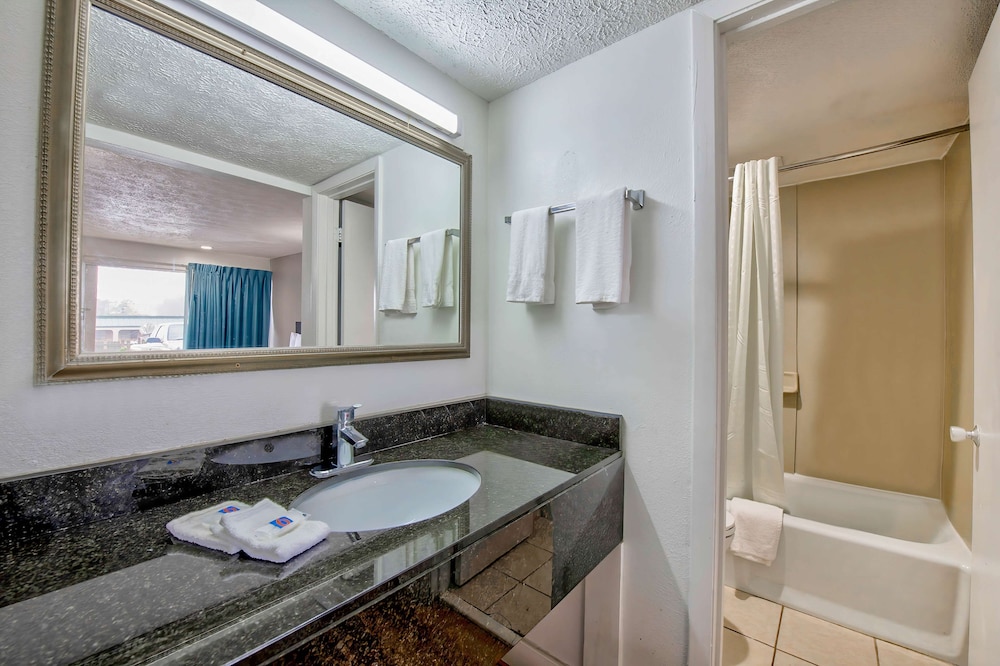 Deluxe Room, 2 Queen Beds, Non Smoking, Refrigerator & Microwave photo 3
