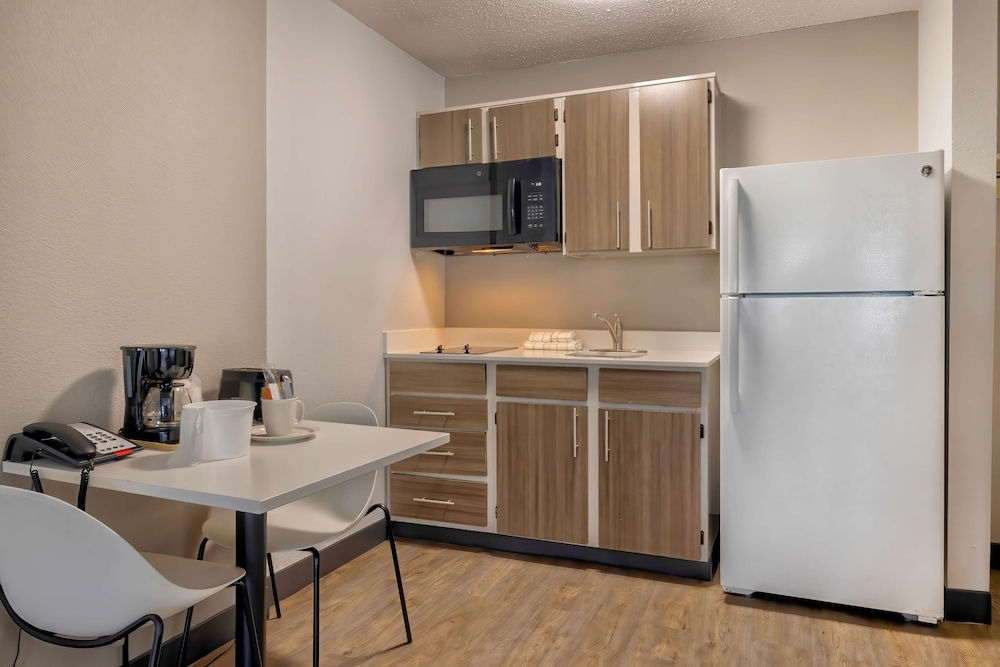Deluxe Room, 2 Queen Beds, Smoking, Kitchenette - Photo 9