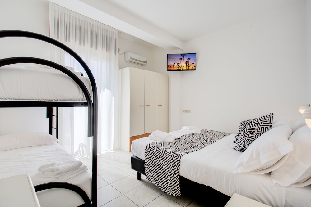 Quadruple Room - Photo 2