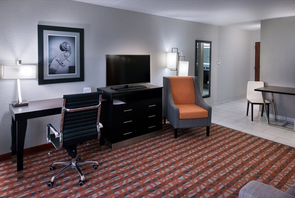 Suite, 1 King Bed, Jetted Tub - Photo 3