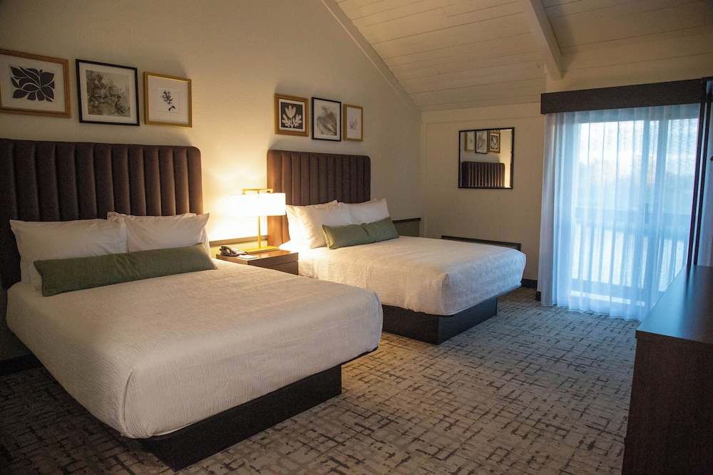 Room, 2 Queen Beds, Non Smoking (Golf View) photo 3
