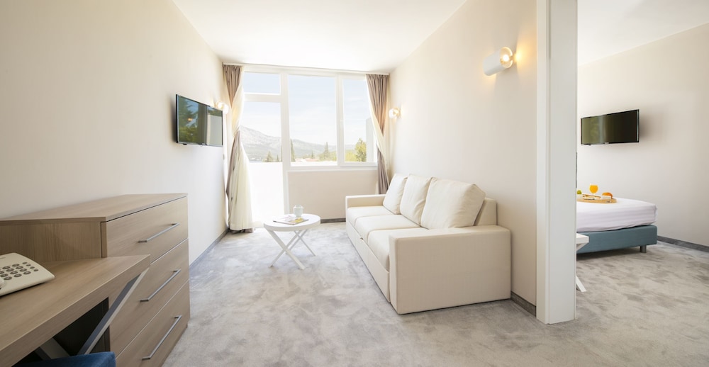 Superior Suite, Balcony - Photo 5