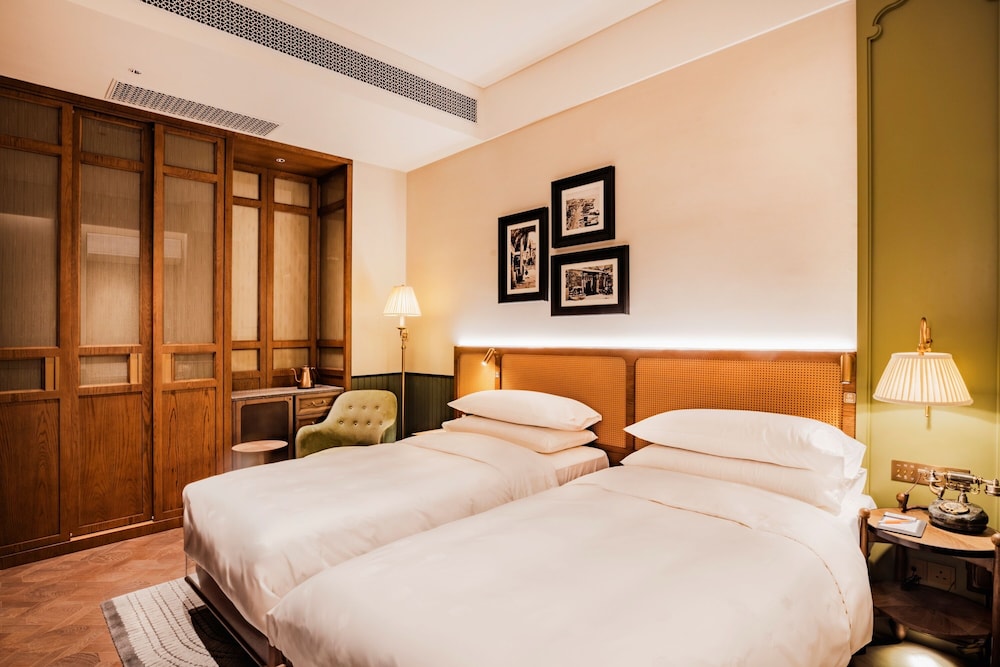 Classic Room, 2 Twin Beds, City View
