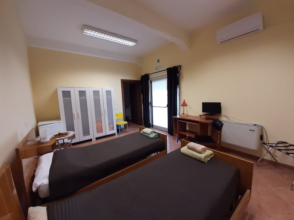 Classic Double Room, 2 Twin Beds, Non Smoking, Private Bathroom - Garden View