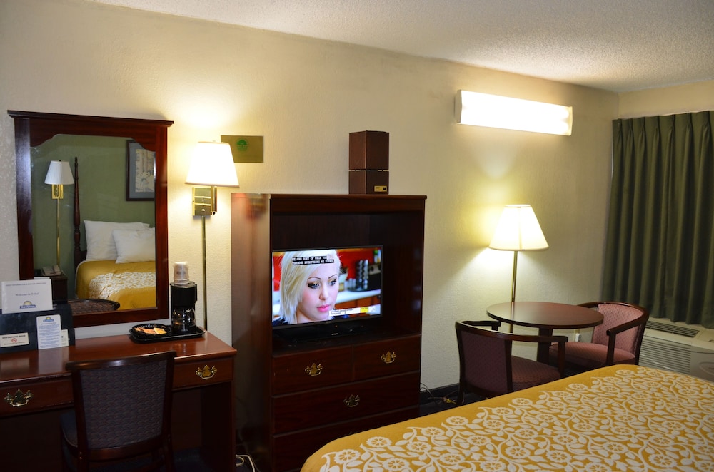 Standard Room, 1 Queen Bed - Photo 10