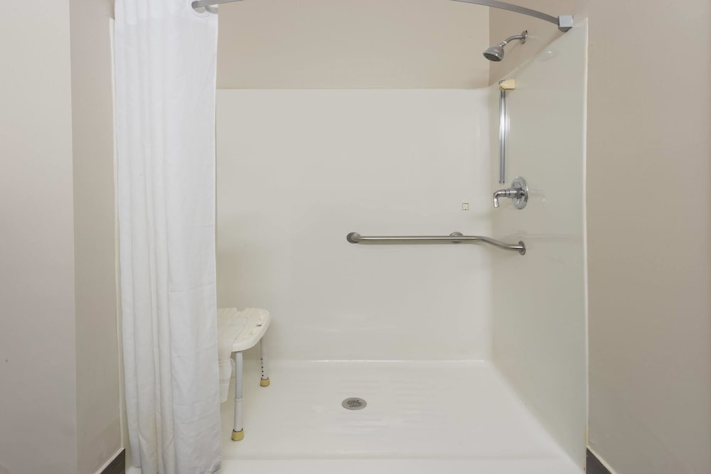 Room, 1 King Bed, Accessible, Non Smoking (Mobility Accessible) - Photo 2
