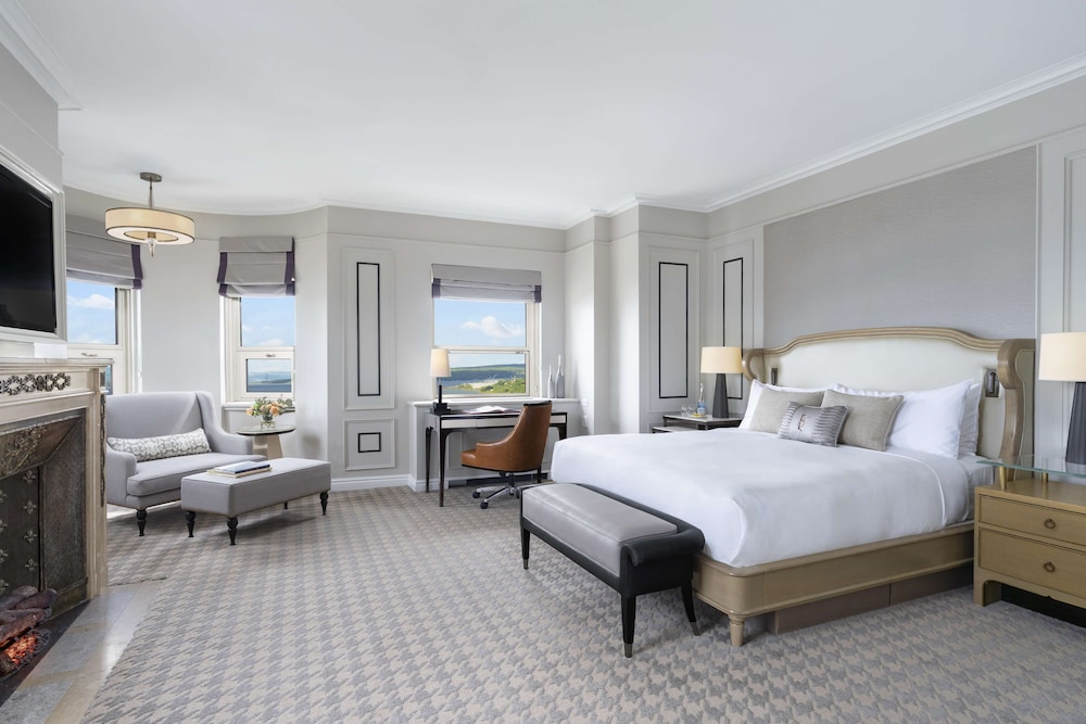 Fairmont Gold King, Signature Suite thumbnail 5