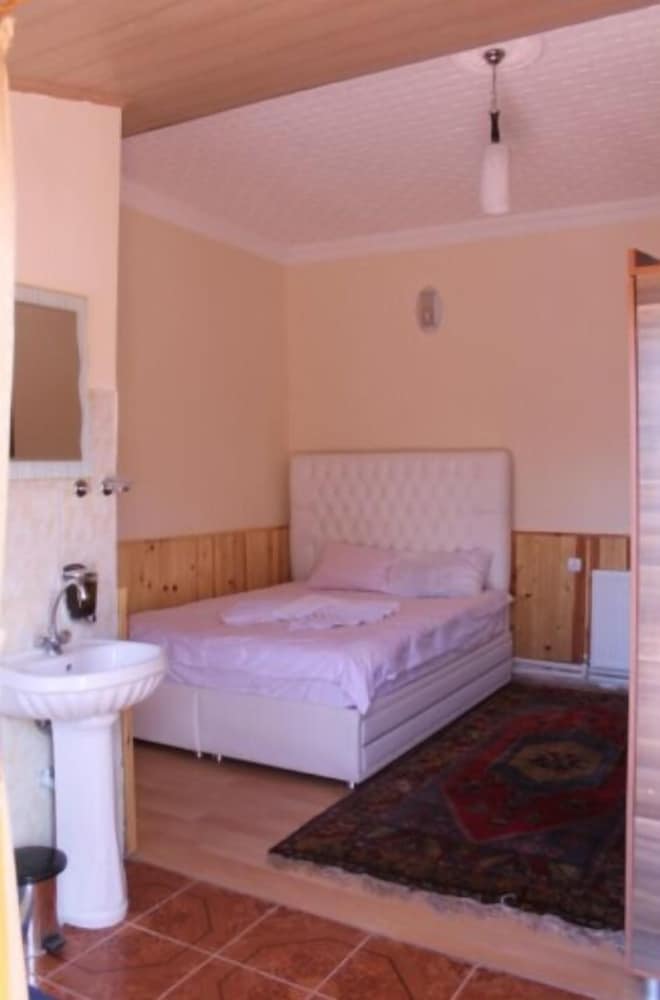 Basic Triple Room photo 1