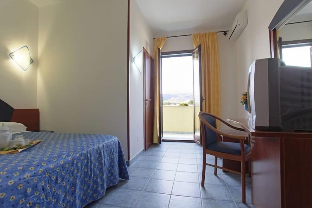 Basic Double or Twin Room photo 2